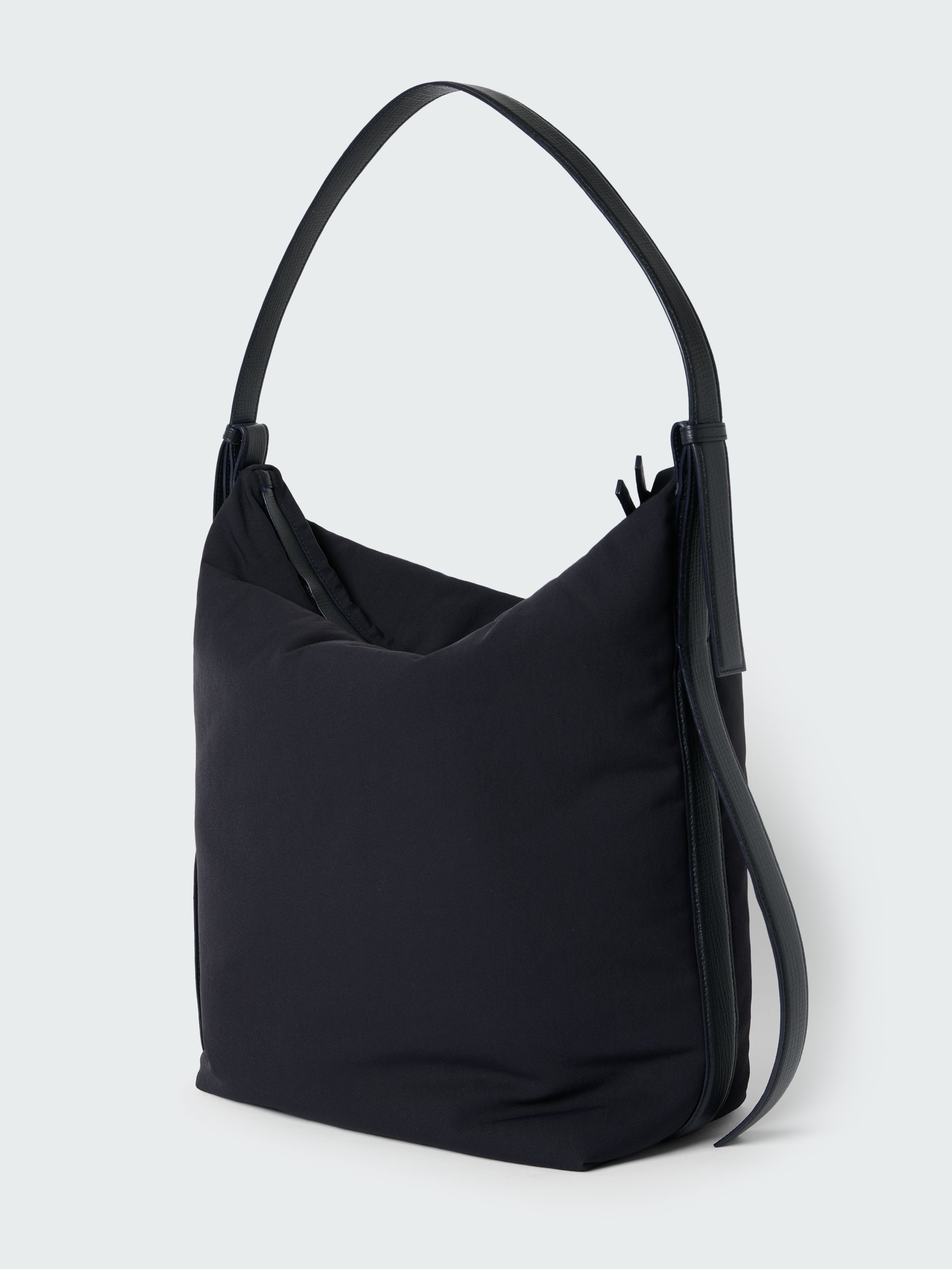 Airport Bag Medium in Darkest Navy