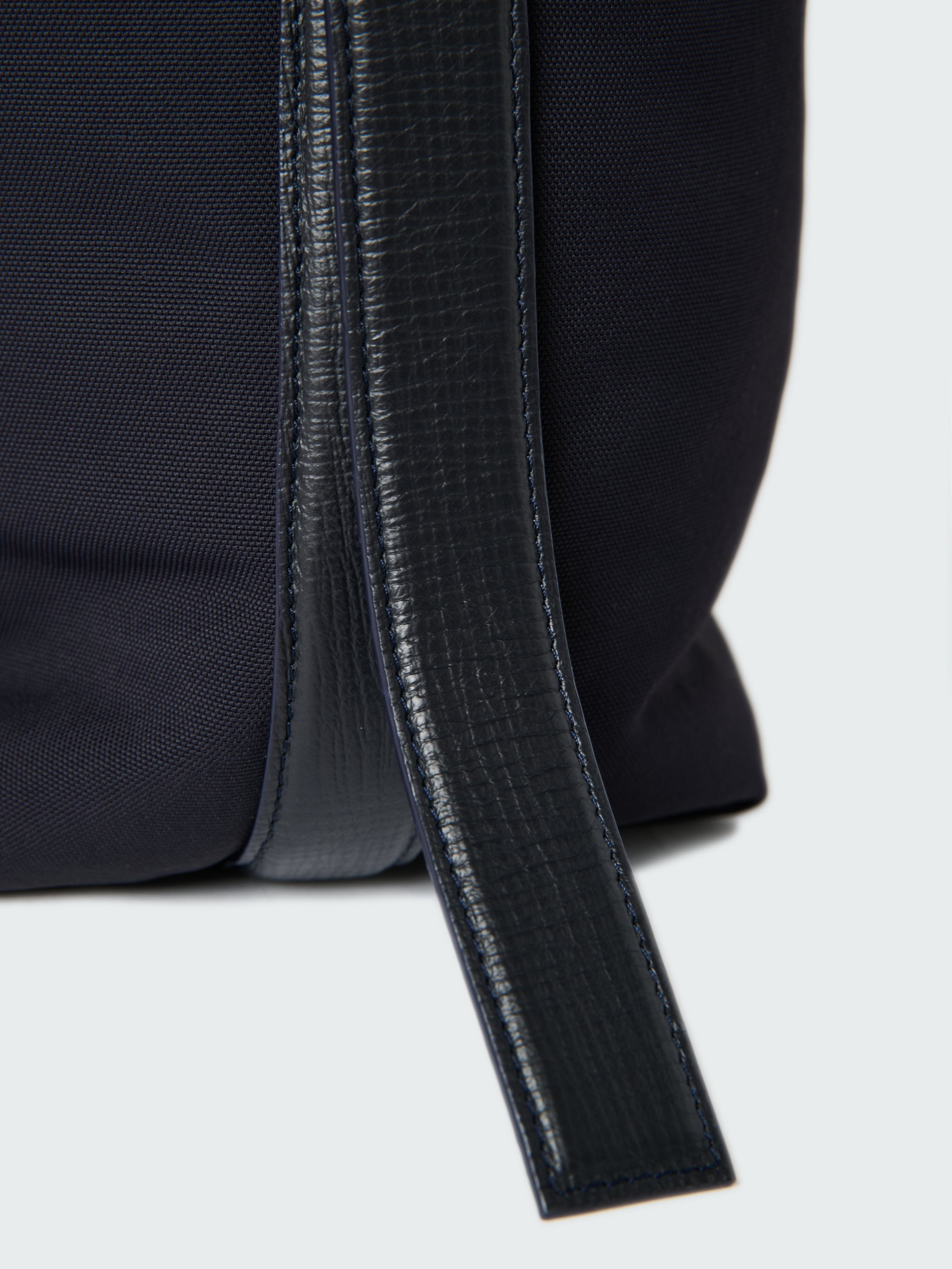 Airport Bag Medium in Darkest Navy