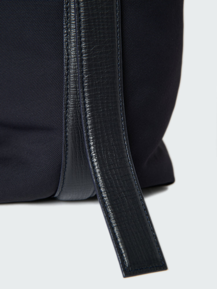Airport Bag Medium in Darkest Navy