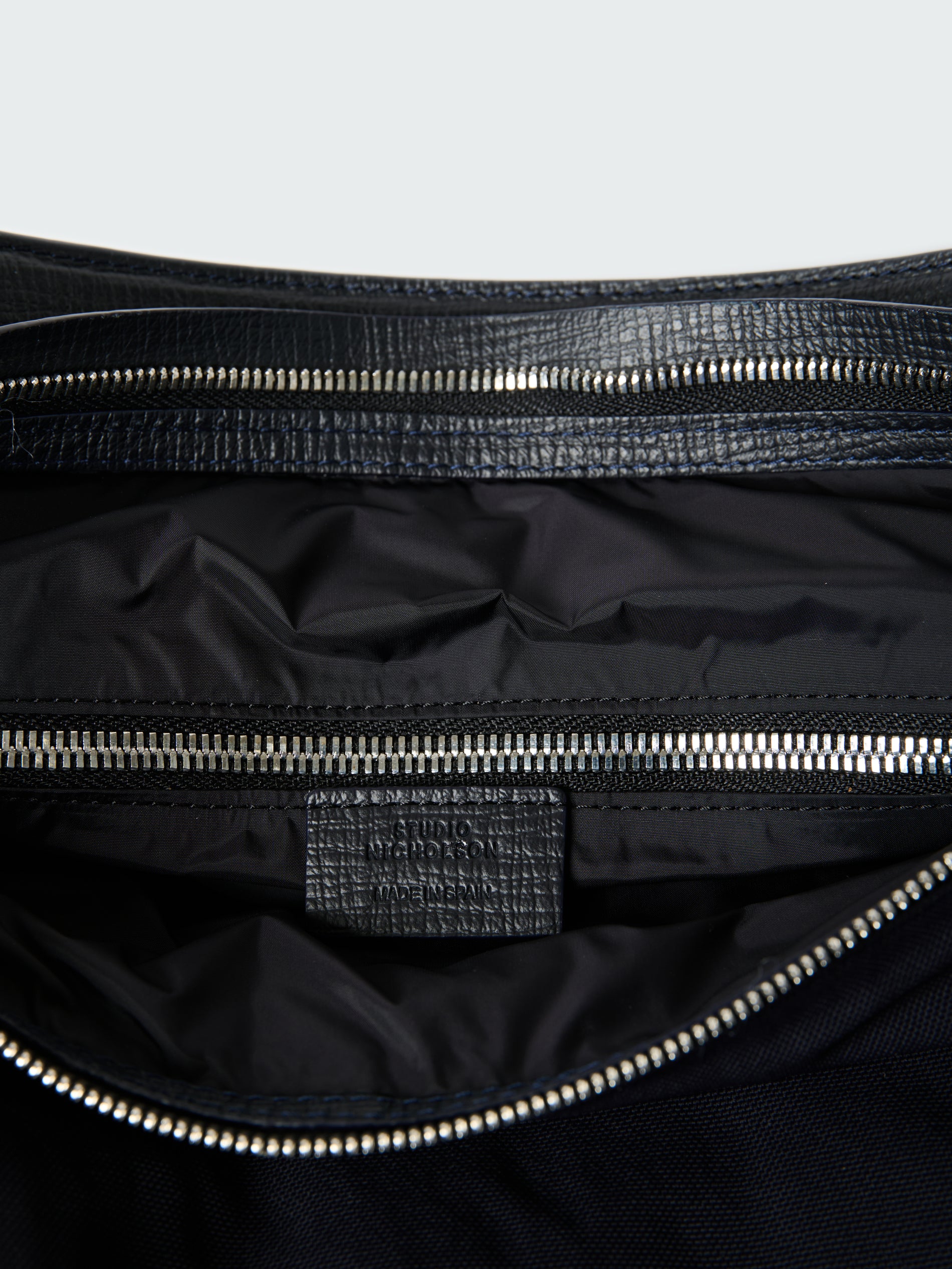 Airport Bag Medium in Darkest Navy