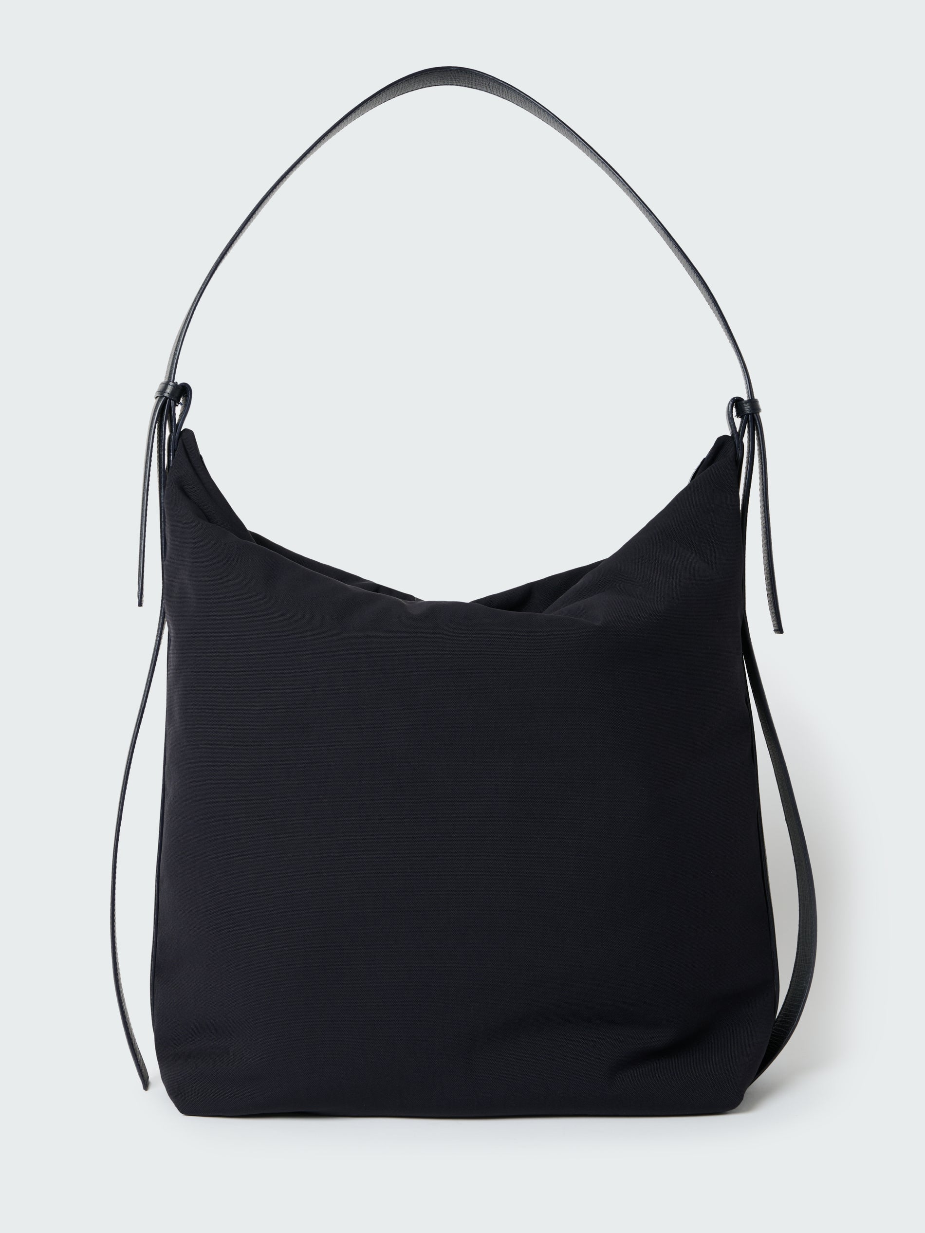 Airport Bag Medium in Darkest Navy