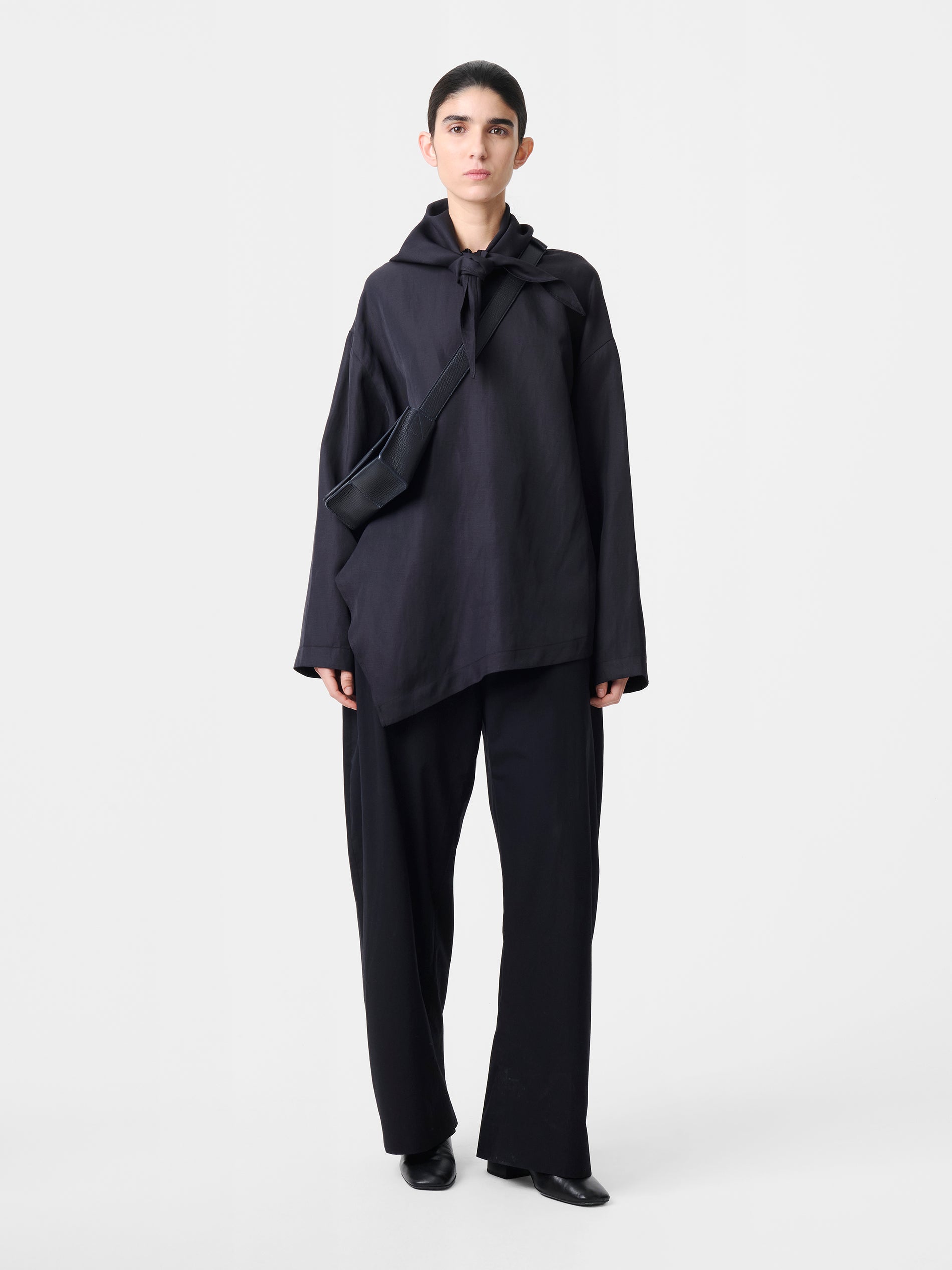 Bute Linen Top in Darkest Navy