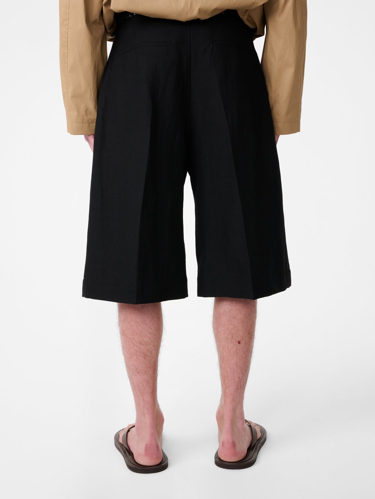 Fowld Linen Short in Black