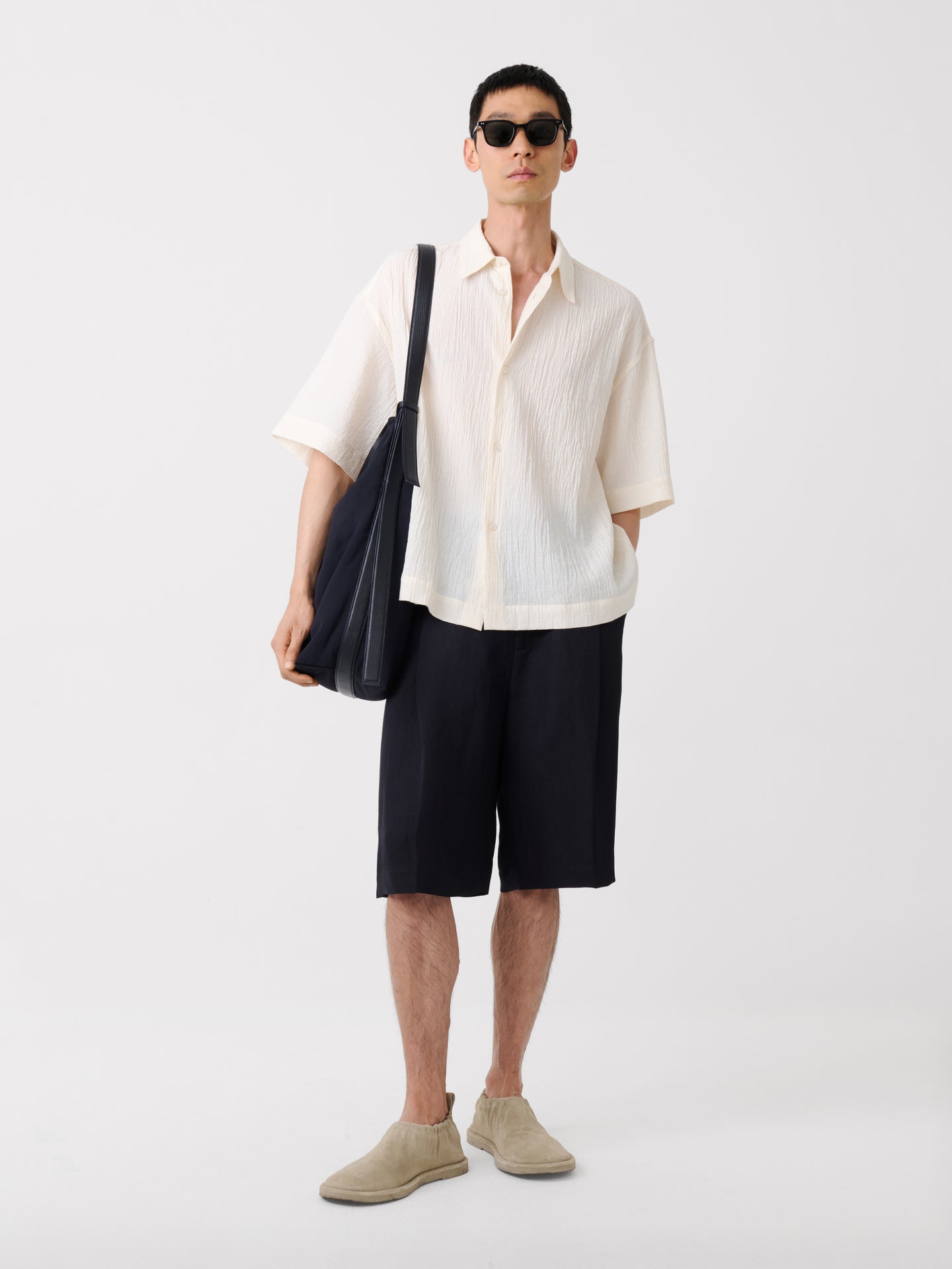 Fowld Linen Short in Darkest Navy