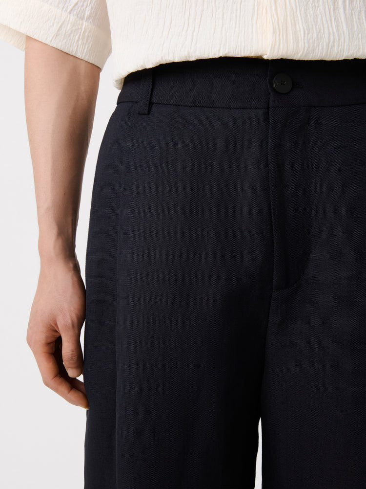 Fowld Linen Short in Darkest Navy