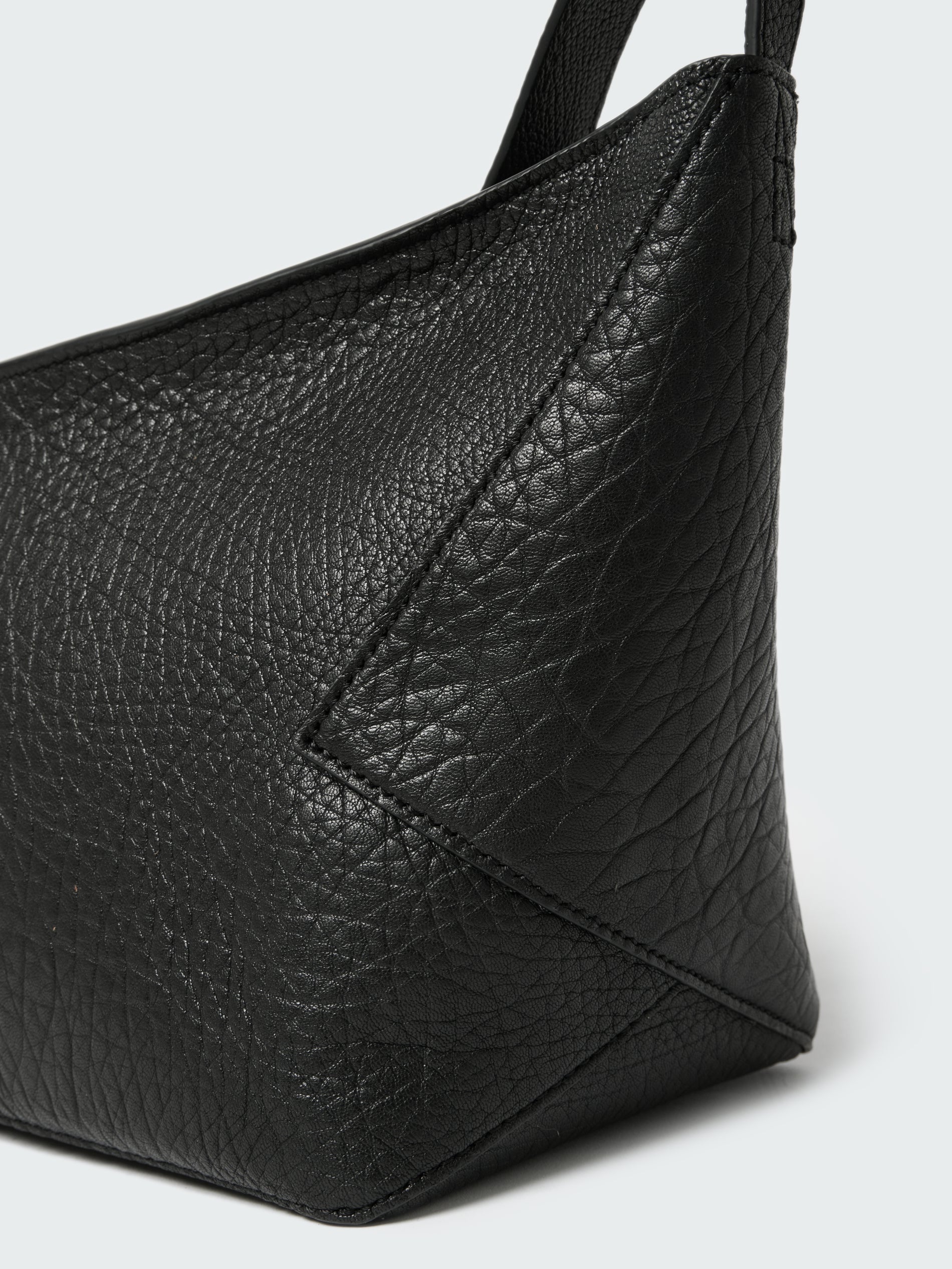 Hagu Leather Bag in Black