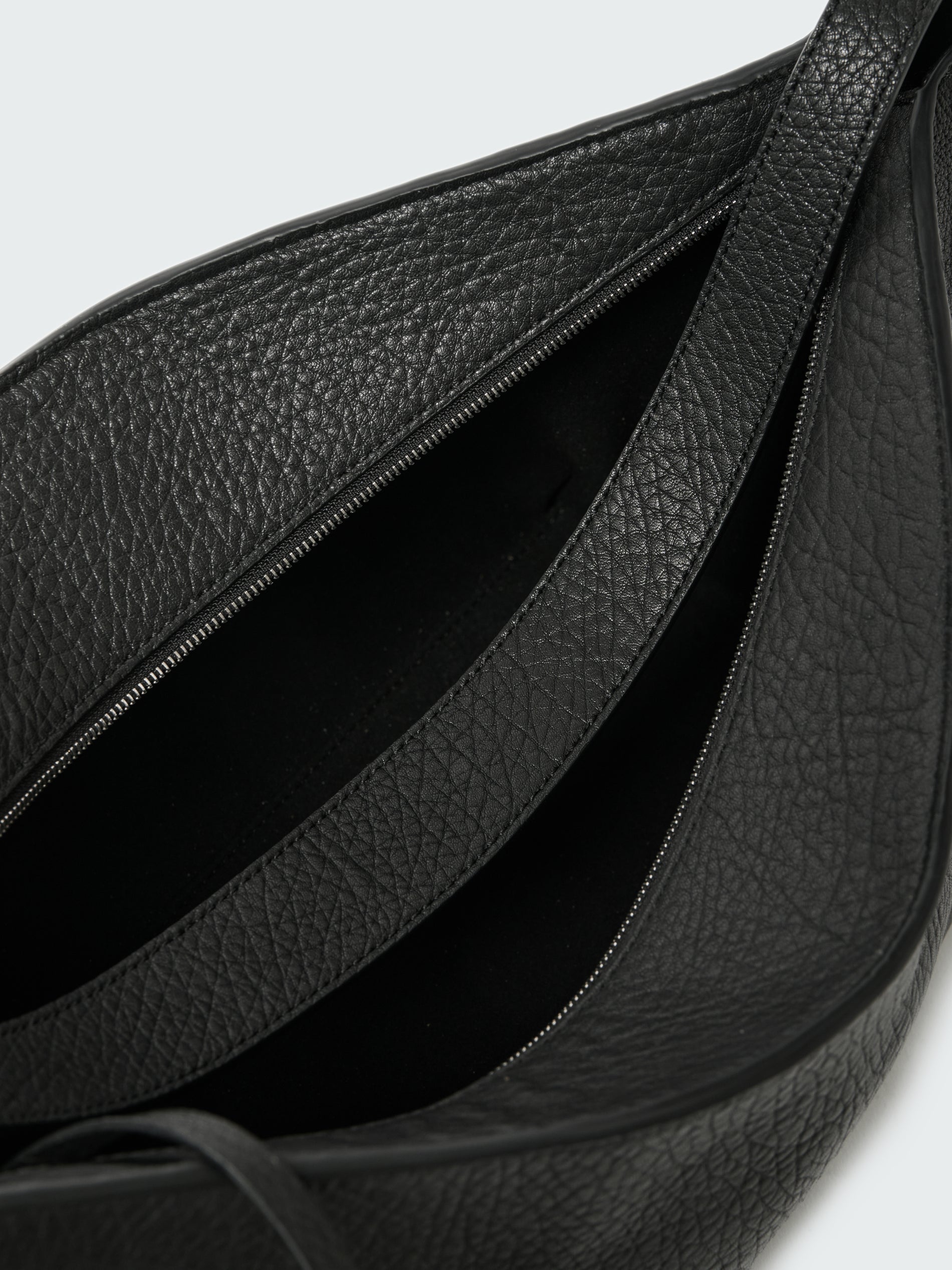 Hagu Leather Bag in Black