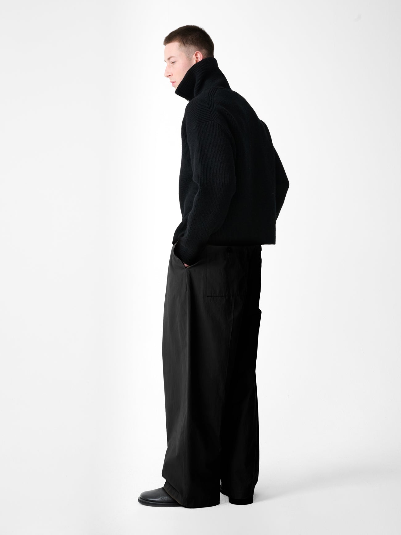 Shire Cotton Pleated Pant in Black