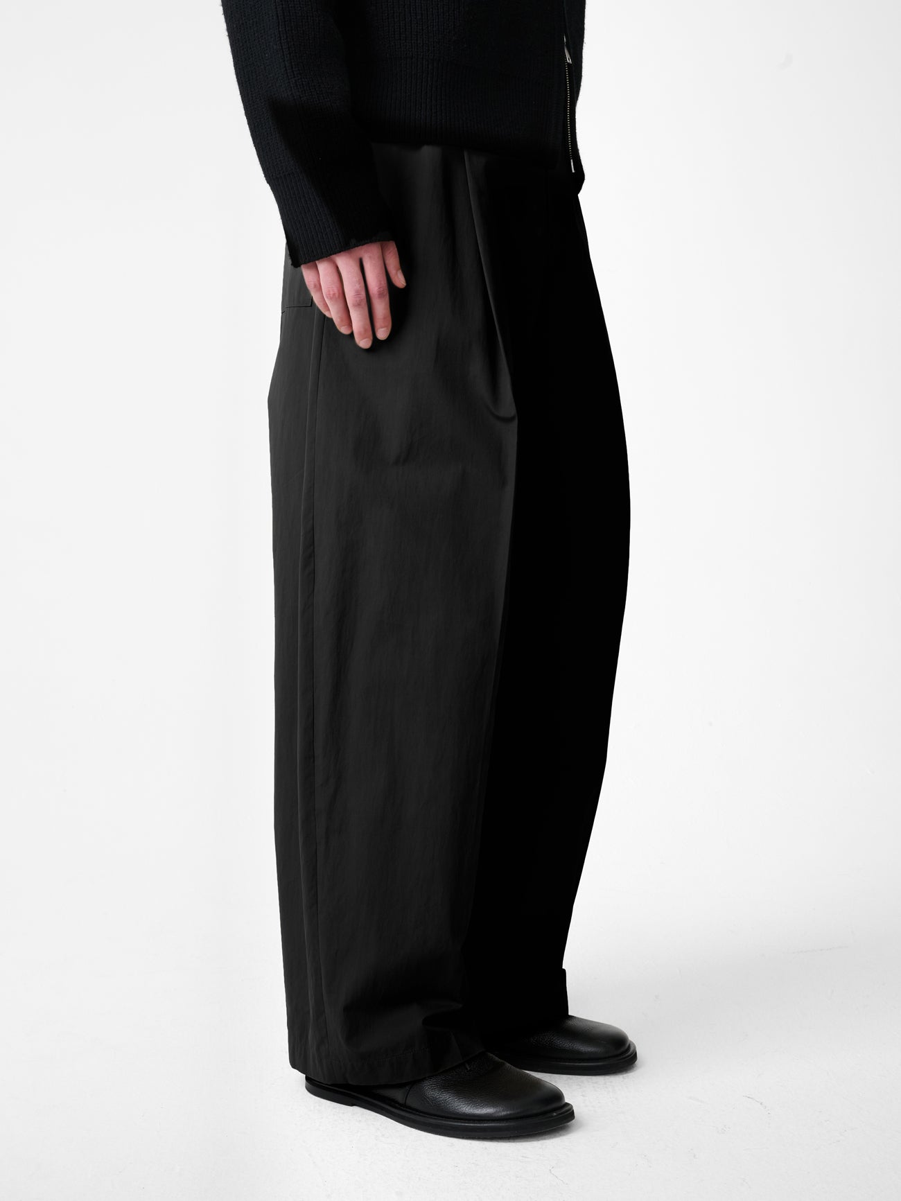 Shire Cotton Pleated Pant in Black