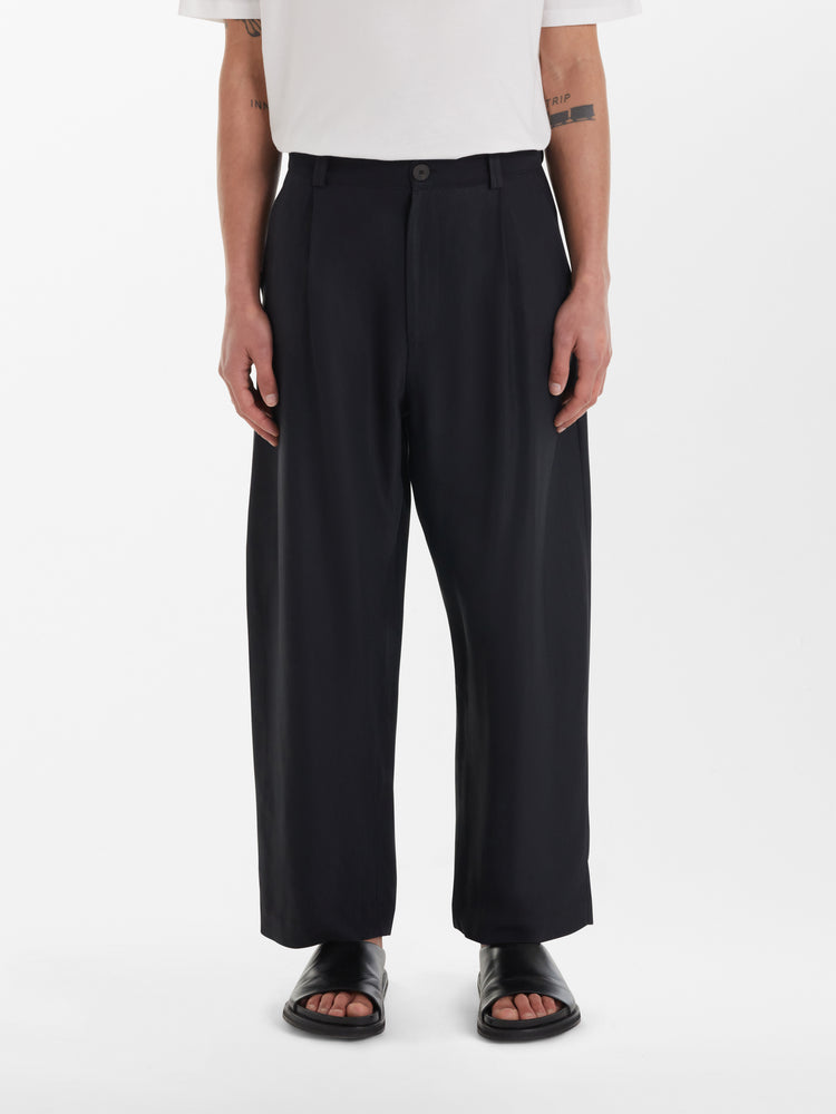 Tuck Linen Pant in Darkest Navy