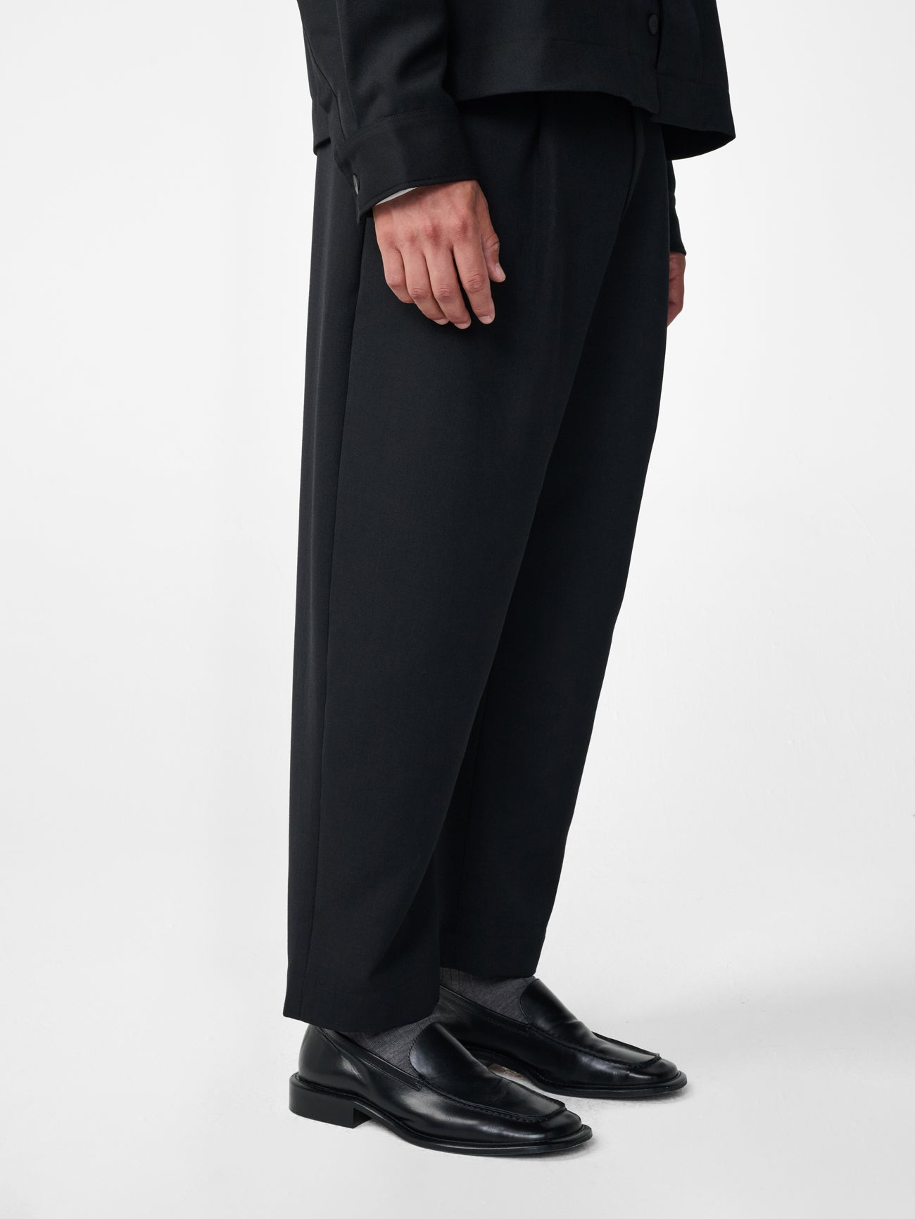 Tuck Pleated Pant in Black