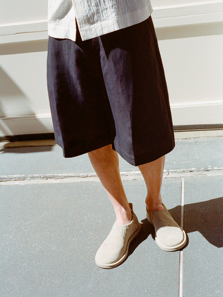 Fowld Linen Short in Darkest Navy