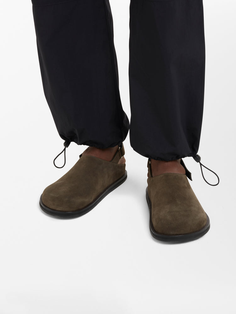 Hardning Suede Clog in Musk