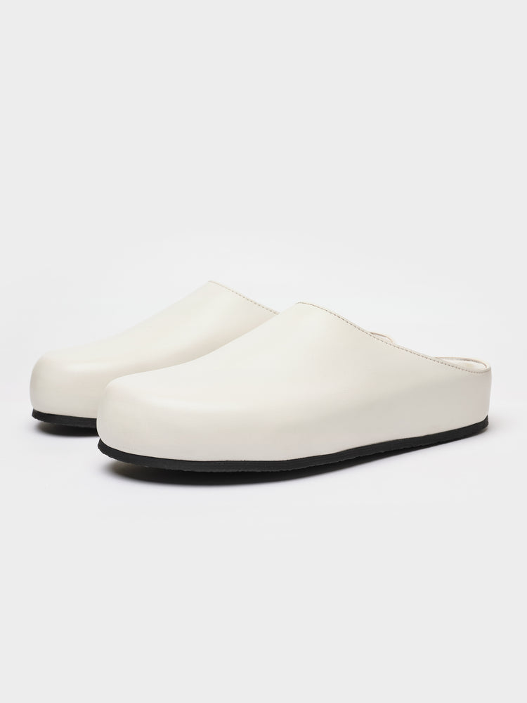 Men's Wearing Clog in Milk