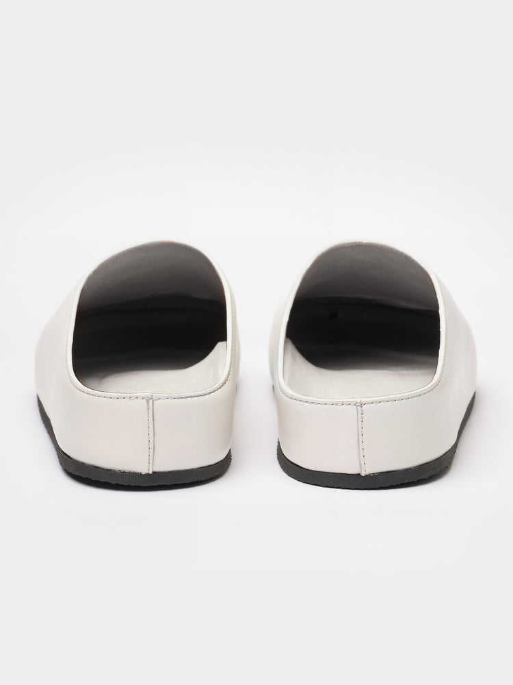 Men's Wearing Clog in Milk