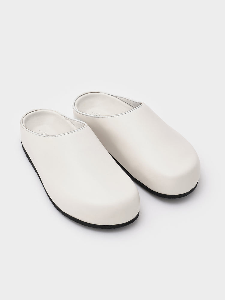 Women's Wearing Clog in Milk