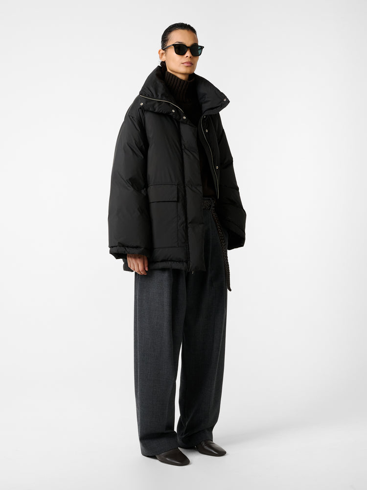 Elk Puffer Jacket in Black