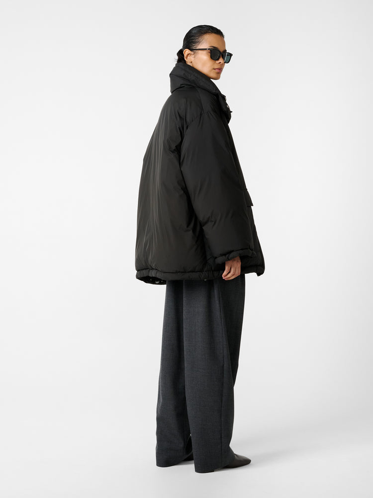 Elk Puffer Jacket in Black