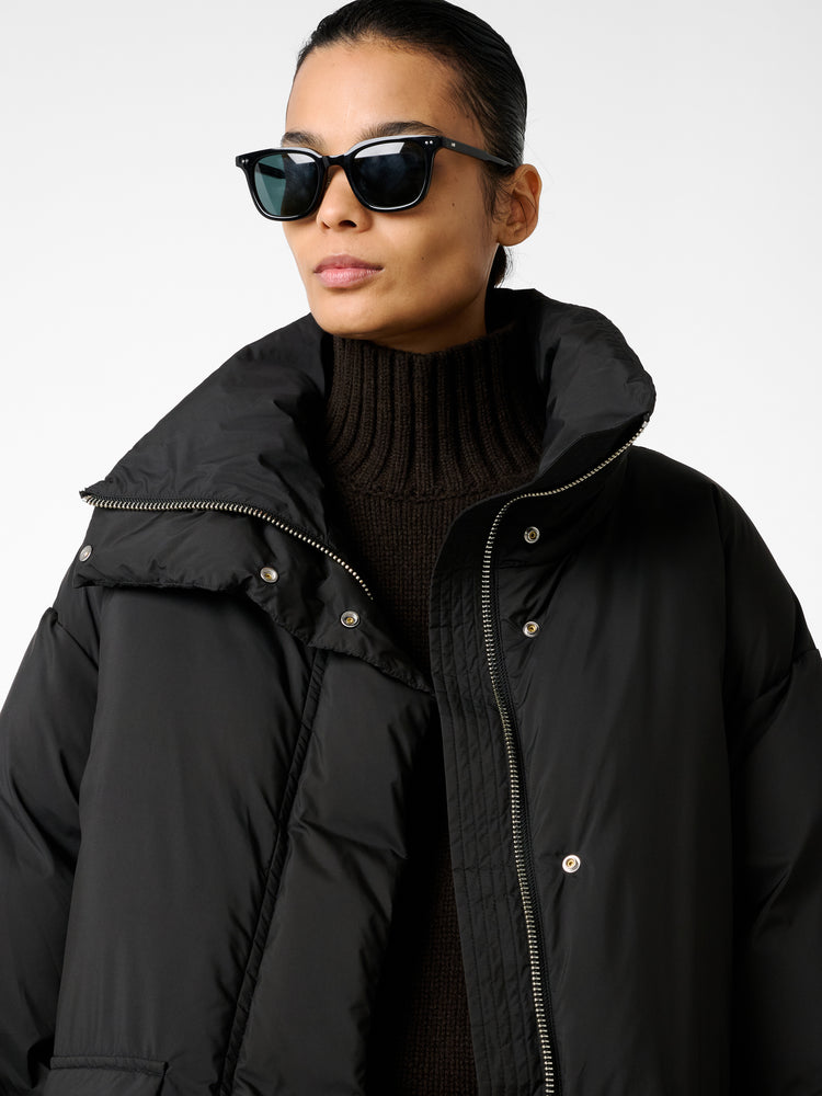 Elk Puffer Jacket in Black
