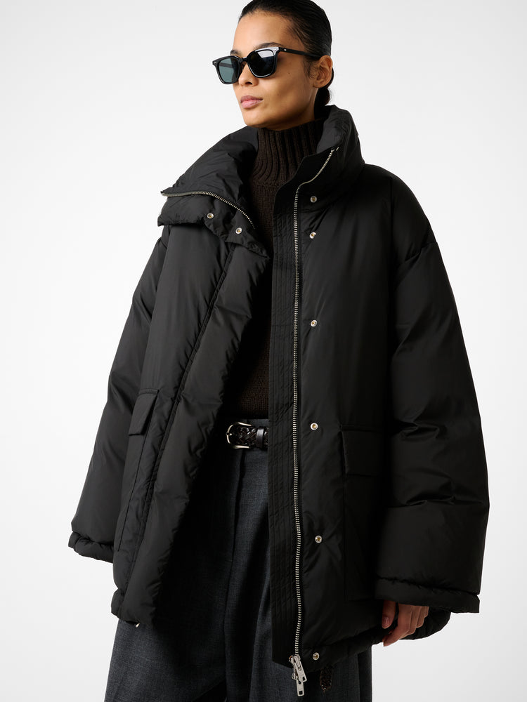 Elk Puffer Jacket in Black