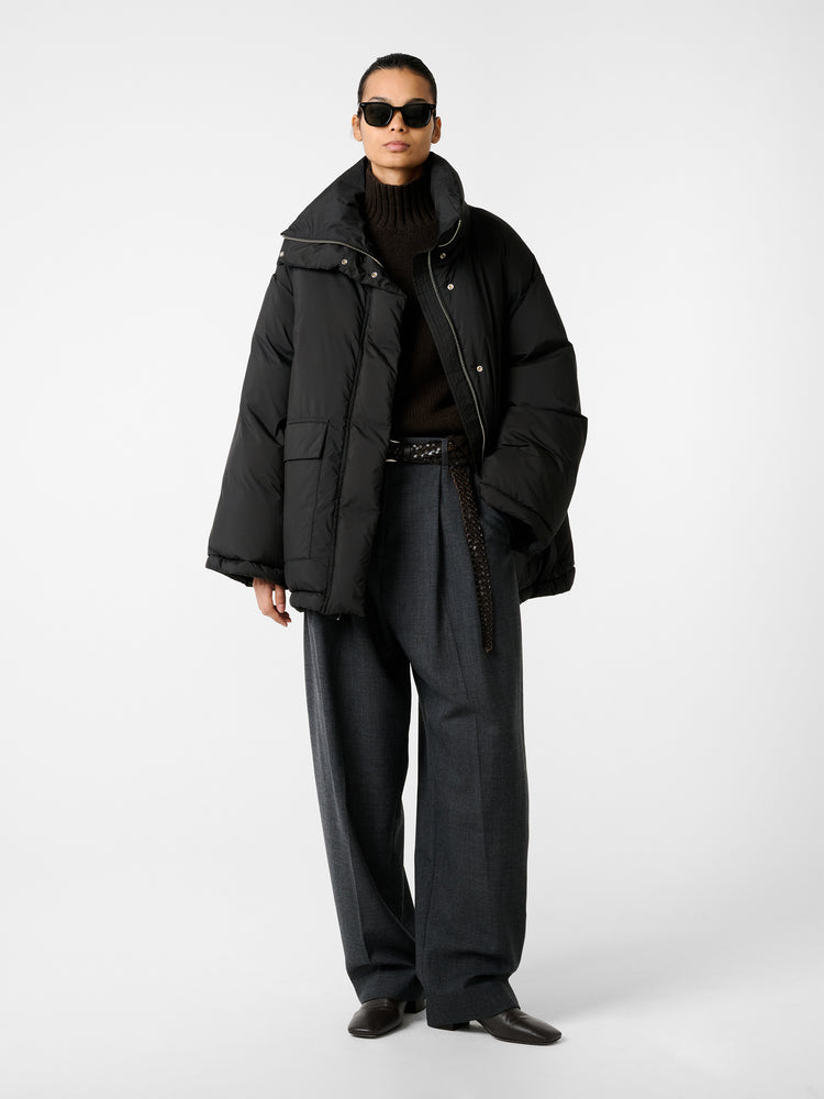 Elk Puffer Jacket in Black