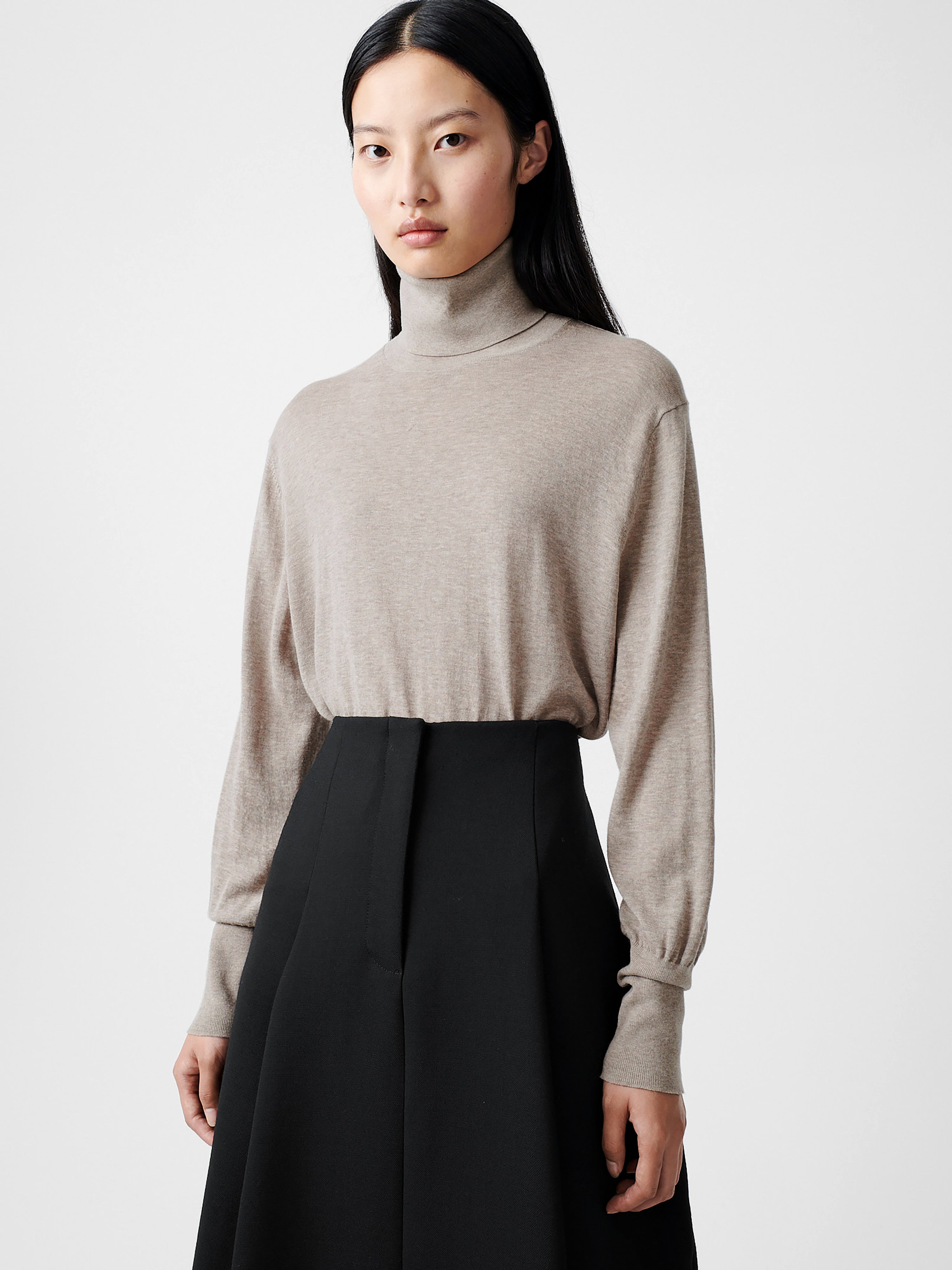 【O】STUDIO NICHOLSON 長袖薄手ニット Hozu Knit in Parchment | Turtleneck Jumper | Studio Nicholson